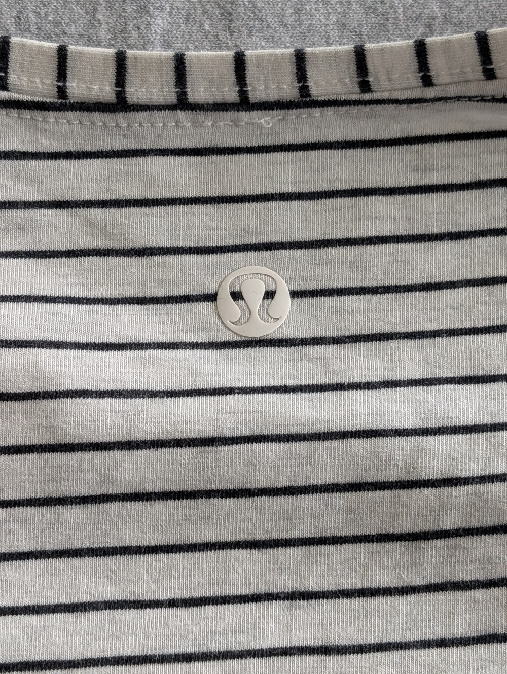 Lululemon Weekend Short Sleeve Tee Striped Grey/Black Size 6/8 Medium PTP 19" - Picture 3 of 5